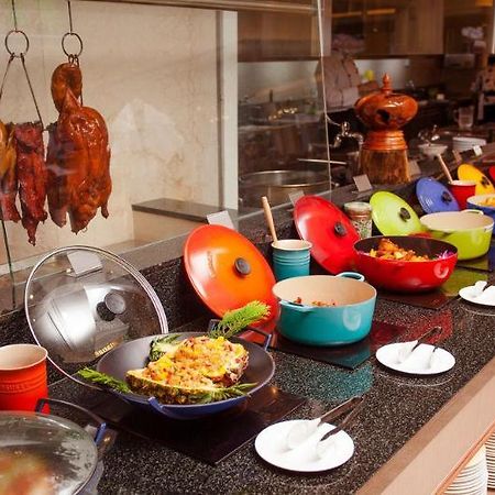 Plaza International Hotel Тайджун Екстериор снимка