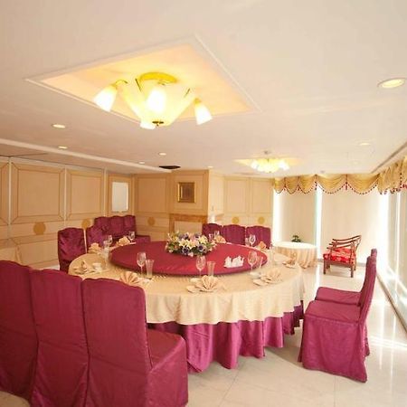 Plaza International Hotel Тайджун Екстериор снимка