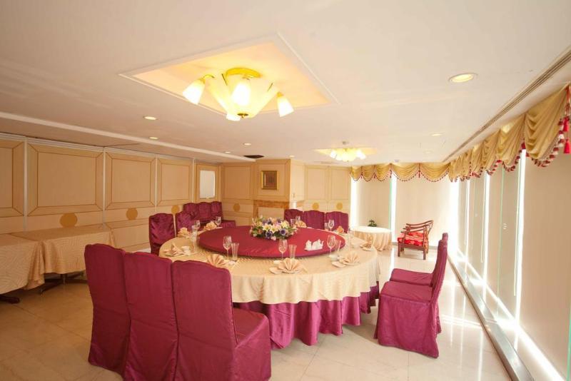 Plaza International Hotel Тайджун Екстериор снимка